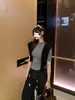 Camiseta Blanca Absolutamente Impresionante y Hermosa de Manga Media para Mujer, Nuevo Modelo Verano 2026, Top de Gama Alta de Nicho Ajustado al Cuerpo con Hombro Derecho