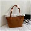 Nova Bolsa Fosca Coreana de Nicho Outono e Inverno com Pelo de Cordeiro Bolsa de Mão Fashion e Versátil Bolsa de Ombro de Cor Contrastante