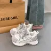 2026 Novos Sapatos Casuais de Verão Femininos de Estilo Alto com Sola Grossa, Sapatos Chunky Petite, Sapatos Esportivos Antiderrapantes que Aumentam a Altura