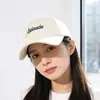 Gorra de Béisbol Casual Estilo Coreano con Bordado de Letras para Mujer con Visera Ancha que Hace que la Cara Parezca Más Pequeña, Sombrero Versátil de Moda Trendy para Exteriores