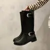 2026 Nuevo Diseño de Piel Suave Hebilla Metálica Retro Punta Redonda Botas Altas hasta la Rodilla Holgadas Tacón Grueso Tendencia de Caballero Botas de Media Caña