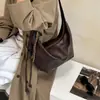Bolso de hombro tipo dumpling para mujer, un bolso hobo moderno y popular de gran capacidad, un bolso de hombro nuevo y versátil, y un diseño de moda para 2026