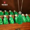 Colgante de ágata verde vibrante, tipo hielo natural, un diseño de moda para mujer, con una calcedonia similar al jade en un collar elegante y versátil.