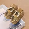 Elegantes sandalias para niñas con ribete de encaje y diseño calado, nuevo modelo de verano 2026, zapatos de princesa de suela suave para bebés y niños pequeños en un estilo inspirado en el bosque