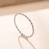 Anillo de textura de onda ultrafina minimalista coreano y japonés, anillo liso de acero inoxidable de diseño nicho chapado en oro de 18 quilates, joyería de mano