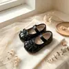Zapatos de cuero plisado estilo Chanel de moda 2026 primavera y otoño nuevos versión coreana para niñas zapatos de princesa de suela blanda mocasines bajos