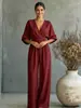 Elegante y moderno mono de mujer con pantalones de pierna ancha, cintura alta, cintura ceñida y mangas enrolladas, adecuado para vacaciones, para ir al trabajo y para el uso diario