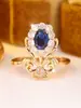 Anel de Luz Retro Estilo Corte com Zircônia Azul Diamantada Inlaid Luxo Francês Exquisito Acessório Feminino Anel de Dedo Versátil