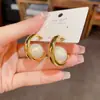 Aretes de Metal Bañados en Oro Real de 18 Quilates, Perlas Metálicas de Alto Brillo, Forma de C, Personalizables, Lujo Accesible, Moda Simple, Aretes de Alta Calidad, Venta al por Mayor