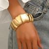 Pulseira Feminina Estilo Luxo Leve Europeu e Americano Ninho Design Eletrogalvanizado a Ouro 18k Pulseira Geométrica Plissada Pulseira Versátil para Mulheres