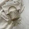 2026 Nuevo Bolso Cruzado de Hombro Único Retro Casual Europeo y Americano para Commuter, Bolso Cubo con Cadena Estilo Chanel Acolchado de Comercio Exterior para Mujer