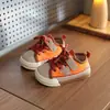 Zapatos de caminar cómodos y de suela blanda con bloques de color de moda para niños pequeños, nuevos estilos de otoño/invierno para niñas, zapatillas versátiles para niños y zapatos clásicos estilo "Forrest Gump"