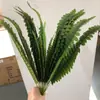 Plantas verdes artificiales en stock, manojos de helecho, hojas de helecho, hierba de helecho para decoración de paredes interiores y diseño de paisajes, césped artificial al por mayor