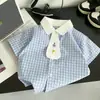 Conjunto de Verano para Niños 2026 Elegante Camisa a Cuadros de Manga Corta con Corbata de Bebé y Pantalones Cortos Juego de Dos Piezas Ropa de Verano Delgada para Niños