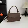 Outono de 2026 Nova Bolsa Transversal Estilosa Texturizada Quadrada Pequena Retrô Bolsa de Ombro Simples Versátil Feminina Tendência Atacado Bolsas Femininas