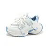 Zapatos de papá para niñas 2026 otoño nuevo versión coreana versátiles zapatos deportivos para niños ligeros antideslizantes zapatos para niños zapatos de estudiante modernos