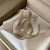 Pendientes de botón de metal con textura retorcida de personalidad europea y americana, aros para orejas de diseño simple con sentido del temperamento, pendientes, adornos para orejas de lujo ligero, alta gama
