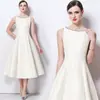 Foto Real de um Elegante Vestido de Cetim Acinturado, Sem Mangas, Linha A, para Mulheres, com Gola Redonda, Apliques de Strass, Cintura Marcada, Efeito Emagrecedor e Barra Larga