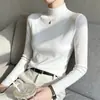 Suéter de Tricô Feminino Liso com Gola Alta Meia e Bordas Enroladas - Moda Outono/Inverno 2026