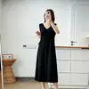 Vestido longo tipo regata folgado com decote V para tamanhos grandes, modelagem que afina, adequado para usar sob um blazer, vestido de alça fina, vestido longo para o verão, para mulheres plus size