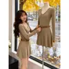 Vestido de Punto Coreano Caqui de Manga Larga para Mujer en Otoño, Ajustado, Ceñido a la Cintura, Falda Corta Plisada, Elegante y Adecuado para el Trabajo