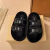 Pantuflas de algodón de suela gruesa con doble hebilla, felpa, estilo nuevo, pantuflas de exterior para mujer, modernas, cálidas y a la moda