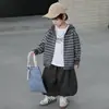 Conjunto de Três Peças com Capuz Listrado para Meninos Primavera e Outono Estilo Coreano Roupa Estilosa e Descolada Infantil Roupas da Moda para Bebê para Exportação