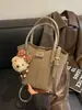 Bolsa pequena fashion e moderna para mulheres, novo modelo 2026, bolsa transversal requintada e versátil com toque de luxo, bolsa de ombro tipo balde, bolsa de mão pequena
