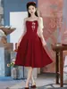 Vestido retro rojo de nuevo estilo chino con escote cuadrado, mangas abullonadas de malla, dobladillo en línea A, adecuado para recepciones de compromiso y banquetes de bienvenida