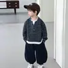 2413 Conjunto de Sudadera Falsa de Dos Piezas para Niños Primavera y Otoño 2026 Nuevo Otoño Estilo Coreano para Niños Pantalones de Pierna Curva Conjunto de Dos Piezas Moderno