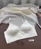 2026 Nova Roupa Íntima Feminina Simples de Cetim Francês com Decote em V e Sem Costura, Anti-Expansão Lateral, Suporte Lateral para os Seios, Sutiã Confortável e Respirável