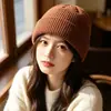 Gorro de tricô básico versátil para outono e inverno com listras verticais e bordas caneladas, adequado para homens e mulheres, casais, chapéu pullover à prova de frio para atividades ao ar livre