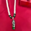 Collar de Perlas Imitación Chalcedony Hielo Verde Alto con Colgante de Calabaza Plateada Hebilla de Paz Cadena para Suéter para Mujer Joyería de Vidrio