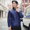 Nova jaqueta leve de seda e algodão para outono e inverno para homens, top curto casual de negócios com capuz e gola alta, casaco de algodão quente masculino