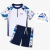 Traje de Baño Infantil para Niños de Dos Piezas con Mangas Cortas para Niños Mayores y Adolescentes 2026 Nuevo Protección Solar Al Por Mayor