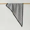 Pañuelo de cabeza de estilo étnico, Pañuelo triangular de sarga imitación seda con estampado Paisley, Cubre cabeza, Pañuelo triangular con estampado Paisley al por mayor