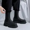 Otoño 2026 Nuevo Estilo Juvenil Punta Redonda Gamuza Caña Alta Media Pantorrilla Suela Gruesa Sin Cordones Planos para Hombre Botas Martin 9883-R