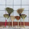 Escoba pequeña hecha a mano piel roja hierba de manila unidad escolar escoba de limpieza escoba antigua escoba de limpieza interior escoba de plántula de seda dorada