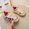 Nuevos zapatos de paseo estilo caricatura para primavera y otoño para bebés y niños pequeños, con suela suave y antideslizante y cierre de velcro, adecuados tanto para niños como para niñas, y lo suficientemente versátiles para usarse con varios atuendos