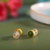 O personagem prata s925 prata de lei banhado a ouro incrustado natural jade Hotan brincos moda pequenos frescos brincos gorro