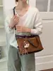 Bolsa de ante francesa para axila, nova coleção outono/inverno 2026, bolsa tote retrô americana, adequada para o trabalho e uso casual, bolsa de ombro e bolsa de mão