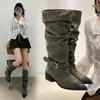 Botas femininas de salto grosso cinza com bico fino e cano alto até o joelho, estilo western, plissadas, estilo deserto retrô