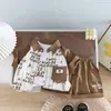 Conjunto de Shorts con Rayas Verticales de Estilo Inglés con Cuello Redondo de Moda Verano 2026 para Bebés y Niños Pequeños, Conjunto de Manga Corta para Niños de Verano