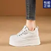 Zapatos Blancos para Mujer, Zapatos Casuales Versátiles para Personas Bajas, Nuevos Zapatos de Plataforma Ligeros Primavera 2025, Suela Gruesa de 8 cm Zapatos Internos para Mujer