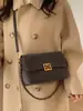 Bolsa de Ombro Transversal Versátil Moda Tendência Inverno 2025 com Toque de Luxo e Design Exclusivo Bolsa de Mão