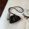 202 bolso de clip de estilo nuevo y moderno, simple, con textura, tachuelas de hongo, bolso de mano de moda y de alta gama, bolso plisado para mujer