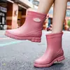Botas de lluvia para mujer estilo coreano caña media-baja moda simple caña corta forro polar cómodo impermeable para lavar el coche cocina zapatos de goma para agua venta al por mayor