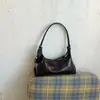 Bolso tipo dumpling de cuero suave de alta gama de estilo coreano ins, diseño de nicho, versátil para el trabajo y los desplazamientos, bolso de hombro para mujer