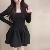 Vestido Negro de Manga Larga Plisado Cuadrado Estilo Francés para Mujer de Primavera y Otoño, Estilo Nuevo, Elegante, Ceñidor de Cintura, Falda Abullonada, Falda Corta