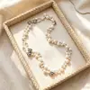 Elegante collar largo de perlas estilo coreano para mujer, versátil para otoño e invierno, exquisita cadena para suéter, colgante de letra simple y único, venta al por mayor